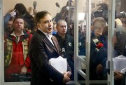 Former Georgian President Mikheil Saakashvili stands behind the glass and talks to reporters before a court hearing, Kiev, Ukraine, Dec. 11, 2017 (AP photo by Efrem Lukatsky).