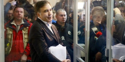 Former Georgian President Mikheil Saakashvili stands behind the glass and talks to reporters before a court hearing, Kiev, Ukraine, Dec. 11, 2017 (AP photo by Efrem Lukatsky).