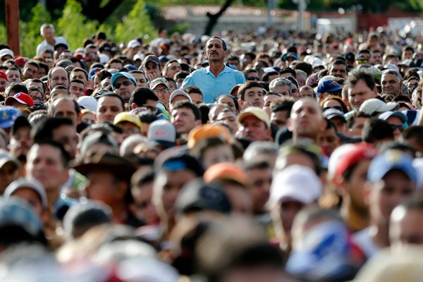 A crowd of Venezuelans wait to cross the border into Colombia, San Antonio del Tachira, Venezuela, July 17, 2016 (AP photo by Ariana Cubillos).
