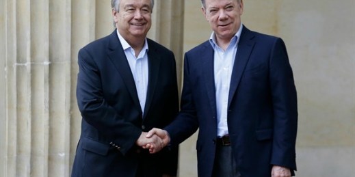 U.N. Secretary-General Antonio Guterres, left, and Colombian President Juan Manuel Santos shake hands as they pose for photos at the presidential palace, Bogota, Colombia, Jan. 13, 2018 (AP photo by Fernando Vergara).