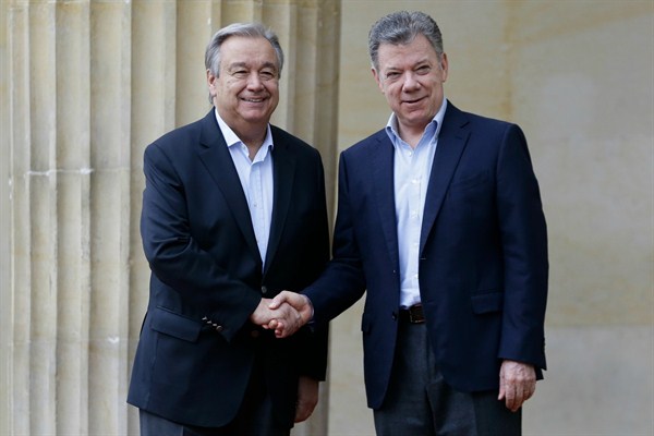 U.N. Secretary-General Antonio Guterres, left, and Colombian President Juan Manuel Santos shake hands as they pose for photos at the presidential palace, Bogota, Colombia, Jan. 13, 2018 (AP photo by Fernando Vergara).