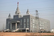 The Golden Lampstand Church, which was demolished on Jan. 9, in the industrial city of Linfen, China, Dec. 6, 2009 (AP photo by Andy Wong).