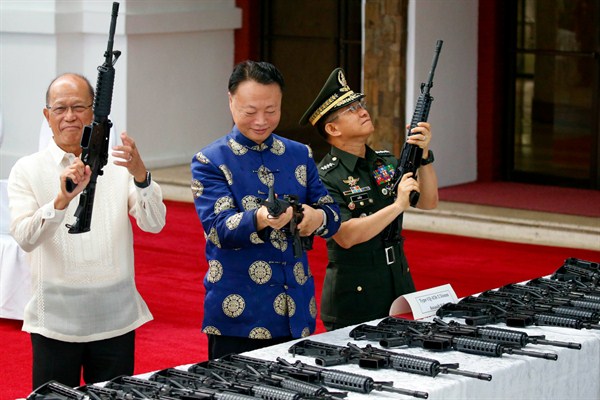 Philippine Defense Secretary Delfin Lorenzana, Chinese Ambassador Zhao Jianhua and Philippine Armed Forces Chief Gen. Eduardo Ano inspect Chinese-made CQ-A5b assault rifles, Quezon city, Philippines, Oct. 5, 2017 (AP photo by Bullit Marquez).