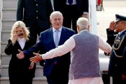 Israeli Prime Minister Benjamin Netanyahu and his wife, Sarah, are greeted by Indian Prime Minister Narendra Modi, New Delhi, Jan. 14 2018 (AP photo).