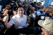 Presidential candidate Fabricio Alvarado gives a thumbs-up as he’s surrounded by the press at a polling station, San Jose, Costa Rica, Feb. 4, 2018 (AP photo by Arnulfo Franco).