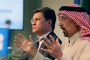 Russia's energy minister Alexander Novak and Saudi Arabia's energy minister Khalid Al-Falih attend a news conference after an OPEC meeting, Vienna, Austria, Nov. 30, 2017 (AP photo by Ronald Zak).