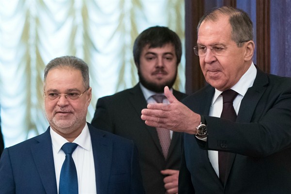 Russian Foreign Minister Sergey Lavrov welcomes Yemeni Foreign Minister Abdul-malik al-Mekhlafi for talks in Moscow, Russia, Jan. 22, 2018 (AP photo by Pavel Golovkin).