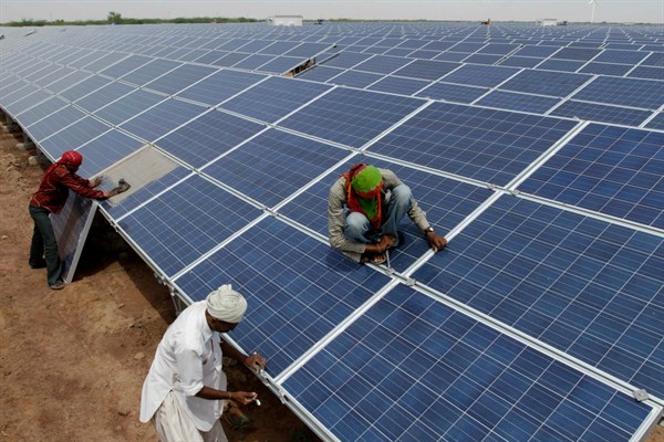 Indian workers install solar panels at the Gujarat Solar Park at Charanka, Patan district, India, April 14, 2012 (AP photo by Ajit Solanki).