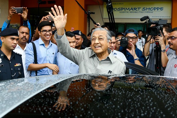Former Malaysian Prime Minister Mahathir Mohamad waves to members of the media after being denied a visit with jailed former Deputy Prime Minister Anwar Ibrahim, Kuala Lumpur, Malaysia, Jan. 10, 2018 (AP photo by Sadiq Asyraf).