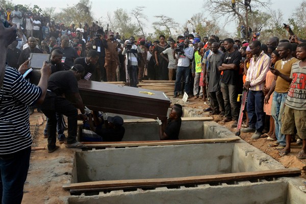 Volunteers handle coffins during a mass funeral for victims of attacks blamed on Fulani herdsmen, Makurdi, Nigeria, Jan. 11, 2018 (AP Photo).