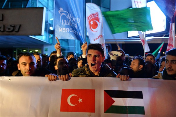 Holding a banner with a Turkish and a Palestinian flag, protesters chant anti-U.S. slogans during a demonstration near the U.S. Embassy in Ankara, Turkey, Dec. 6, 2017 (AP photo).