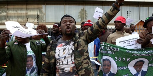 Supporters of Zambian President Edgar Lungu react while supporters of opposition leader Hakainde Hichilema picket outside the High Commission of Zambia, Pretoria, South Africa, May 26, 2017 (AP photo).