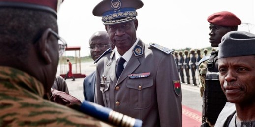 Gen. Gilbert Diendere greets people at the airport during the arrival of Nigerien President Mahamadou Issoufou for talks about the 2015 coup, Ouagadougou, Burkina Faso, Sept. 23, 2015 (AP photo).
