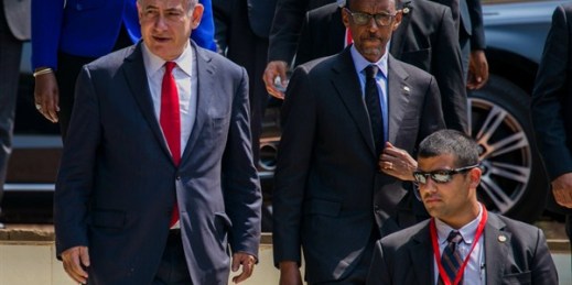 Israeli Prime Minister Benjamin Netanyahu and Rwandan President Paul Kagame arrive at the Kigali Memorial Center, Kigali, Rwanda, July 6, 2016 (AP photo).
