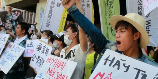 Vietnamese activists protest to urge Formosa Plastics Corporation to take responsibilitiy for an environmental clean-up in Vietnam, Taipei, Taiwan, Aug. 10, 2016 (AP photo by Chiang Ying-ying).