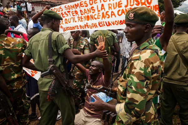 Protesters confront soldiers in the neighborhood of Musaga in Bujumbura, Burundi, May 18, 2015 (photo by Adriane Ohanesian).