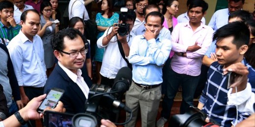 Kay Kimsong, the editor-in-chief of the Phnom Penh Post, in glasses, speaks to reporters after being fired by the newspaper’s new owner, who has links to Cambodia’s government, Phnom Penh, May 7, 2018 (AP photo).