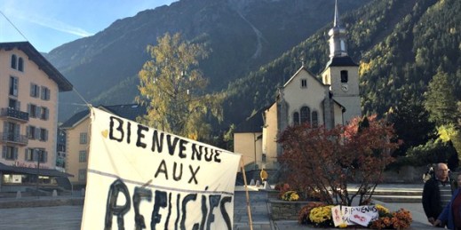 A banner in a town square in the French Alps reads “Welcome Refugees,” Chamonix, France, Oct. 22, 2016 (AP photo by Bertrand Combaldieu).