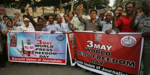 Pakistani journalists gather for a rally to mark World Press Freedom Day, Karachi, Pakistan, May 3, 2018 (AP photo by Fareed Khan).