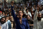 People from Pakistan’s tribal areas participate in a rally demanding the release of suspects being held because of their alleged links to militants, Karachi, Pakistan, April 8, 2018 (AP photo by Fareed Khan).