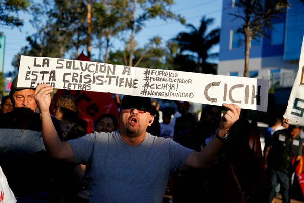 A protest outside the headquarters of the MACCIH anti-corruption mission, Tegucigalpa, Honduras, Feb. 16, 2018 (AP photo by Fernando Antonio).