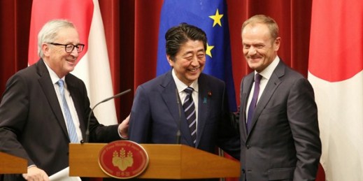 Japanese Prime Minister Shinzo Abe, European Commission President Jean-Claude Juncker, left, and European Council President Donald Tusk, right, after their joint press conference in Tokyo, Japan, July 17, 2018 (AP photo by Koji Sashara).