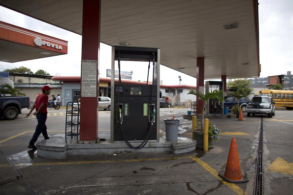 A gas station is closed after running out of gas in Caracas, Venezuela, March 23, 2017 (AP photo by Ariana Cubillos).