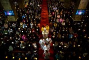 Chinese Bishop Joseph Li Shan, center, walks down the aisle during a mass at the Cathedral of the Immaculate Conception, a government-sanctioned Catholic church in Beijing, March 31, 2018 (AP photo by Mark Schiefelbein).