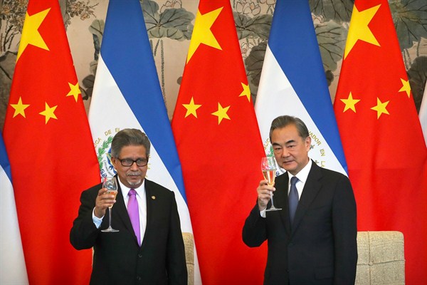 Foreign ministers of El Salvador and China, Carlos Castaneda and Wang Yi, celebrate a toast at a signing ceremony to mark the establishment of diplomatic relations between El Salvador and China, Beijing, Aug. 21, 2018 (AP photo by Mark Schiefelbein).