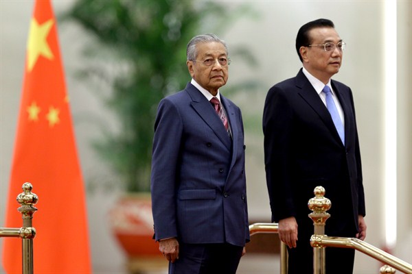 Malaysian Prime Minister Mahathir Mohamad, left, and Chinese Premier Li Keqiang attend a welcome ceremony at the Great Hall of the People in Beijing, Aug. 20, 2018 (AP photo by Andy Wong).