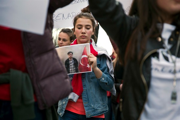 Students from Mehmet Akif College protest the arrest and expulsion of their teachers, Pristina, Kosovo, March 29, 2018 (AP photo by Visar Kryeziu).