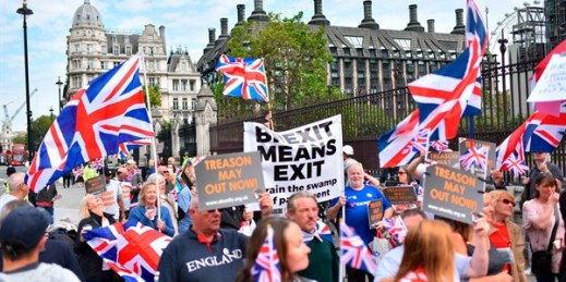 Pro-Brexit demonstrators face anti-Brexit demonstrators outside the gates of Downing Street, London, Sept. 5, 2018 (Photo by Alberto Pezzali for Sipa via AP Images).
