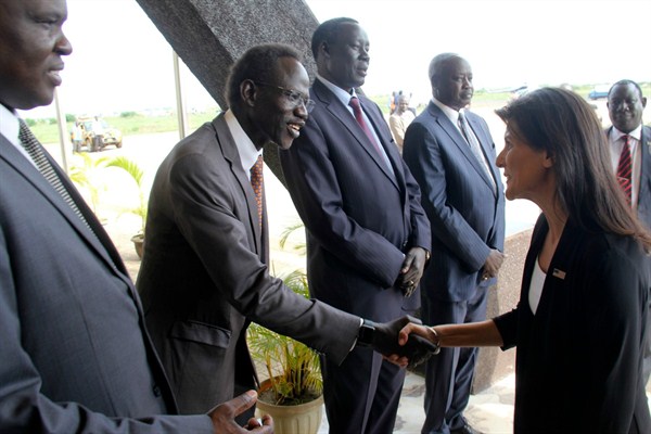 Nikki Haley, the U.S. ambassador to the U.N., greets South Sudanese officials on her arrival in Juba, South Sudan, Oct.25, 2017 (AP photo. )