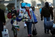 Central American migrants, part of the caravan hoping to reach the U.S. border, leave a temporary shelter early in the morning in Queretaro, Mexico, Nov. 11, 2018 (AP photo by Rodrigo Abd).)