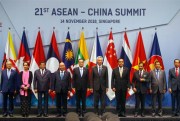 Chinese Premier Li Keqiang, fifth from left, poses for a group photo with ASEAN leaders prior to the start of the ASEAN Plus China Summit in the ongoing 33rd ASEAN Summit and Related Summits, Singapore, Nov. 14, 2018 (AP photo by Bullit Marquez).