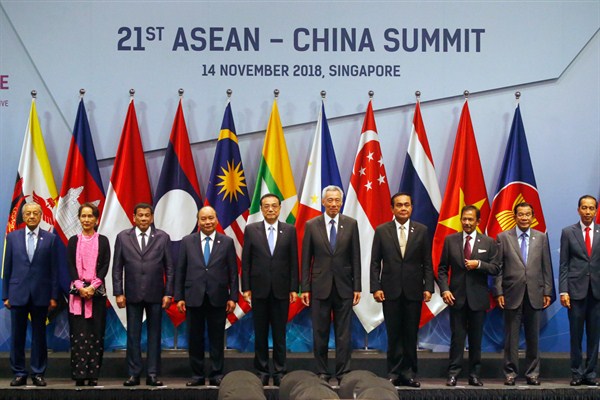 Chinese Premier Li Keqiang, fifth from left, poses for a group photo with ASEAN leaders prior to the start of the ASEAN Plus China Summit in the ongoing 33rd ASEAN Summit and Related Summits, Singapore, Nov. 14, 2018 (AP photo by Bullit Marquez).