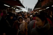 People walk along street stalls at a fruit market in The Hague, The Netherlands, March 4, 2017 (AP photo by Emilio Morenatti).