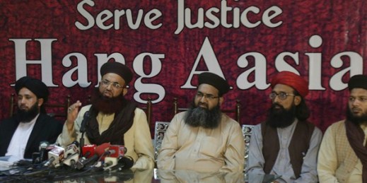 Ashraf Asim Jalali, second from left, leader of Tehreek-e-Labbaik Pakistan addresses a news conference with others regarding the acquittal of Christian woman Asia Bibi, in Lahore, Pakistan, Nov. 8, 2018 (AP photo by K.M. Chaudary).