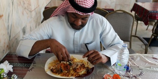 An Emirati man eats his lunch, a chicken Majboos, also known as Kabsa, at the Emirates Guest Cook restaurant in Shahama, United Arab Emirates, Dec. 23, 2014 (AP photo by Kamran Jebreili).