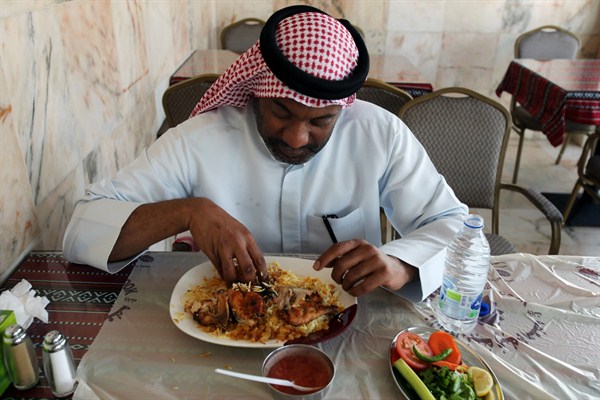An Emirati man eats his lunch, a chicken Majboos, also known as Kabsa, at the Emirates Guest Cook restaurant in Shahama, United Arab Emirates, Dec. 23, 2014 (AP photo by Kamran Jebreili).