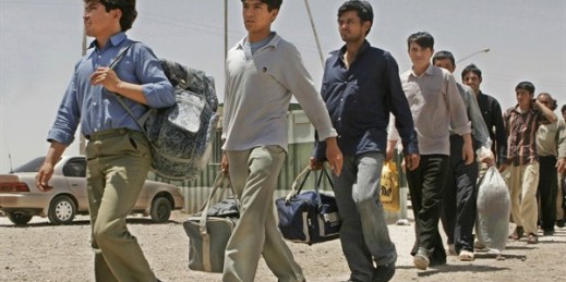 Afghan deportees walk across the border from Iran to Afghanistan in Islam Qala, Herat, Afghanistan, June 6, 2007 (AP photo by Farzana Wahidy).