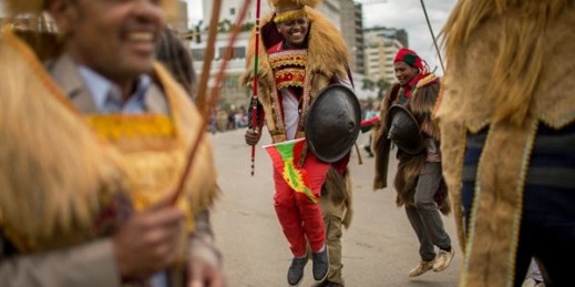 Ethiopians wearing traditional Oromo costumes gather to welcome returning leaders of the once-banned Oromo Liberation Front, Addis Ababa, Ethiopia, Sept. 15, 2018 (AP photo by Mulugeta Ayene).
