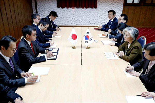 Japanese Foreign Minister Taro Kono and South Korean Foreign Minister Kang Kyung-wha hold a meeting on the sidelines of the World Economic Forum in Davos, Switzerland, Jan. 23, 2019 (Yomiuri Shimbun photo via AP Images).