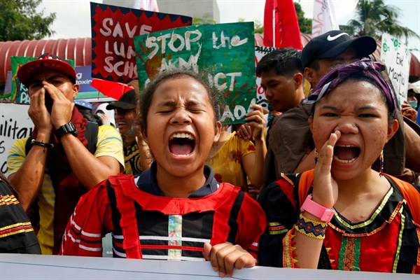 Indigenous people shout slogans during a rally at the Philippine Senate to mark Human Rights Day, Pasay, Philippines, Dec. 10, 2018 (AP photo by Bullit Marquez).