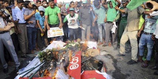 Supporters of the United National Party and ousted Prime Minister Ranil Wickremesinghe burn coffins to protest the government of disputed Prime Minister Mahinda Rajapaksa, Colombo, Sri Lanka, Nov. 15, 2018 (AP photo by Rukmal Gamage).