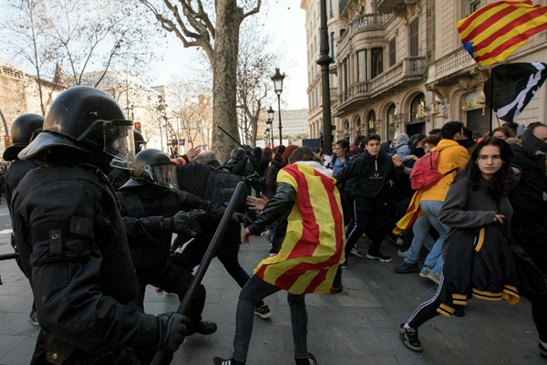 Catalan police officers clash with demonstrators during a general strike in Catalonia, Spain, Feb. 21, 2019 (AP photo by Emilio Morenatti).