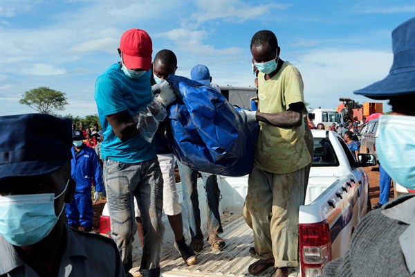 Men carry a body bag during rescue operations at a flooded mine in Kadoma, Zimbabwe, Feb. 16, 2019 (AP photo by Tsvangirayi Mukwazhi).