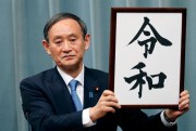 Japanese Chief Cabinet Secretary Yoshihide Suga unveils the name of the new era, “Reiwa,” at the prime minister’s office in Tokyo, April 1, 2019 (AP photo by Eugene Hoshiko).
