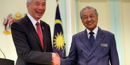 Malaysian Prime Minister Mahathir Mohamad, right, shakes hands with Singaporean Prime Minister Lee Hsien Loong after a press conference in Putrajaya, Malaysia, April 9, 2019 (AP photo by Vincent Thian).