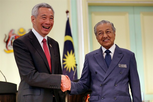 Malaysian Prime Minister Mahathir Mohamad, right, shakes hands with Singaporean Prime Minister Lee Hsien Loong after a press conference in Putrajaya, Malaysia, April 9, 2019 (AP photo by Vincent Thian).